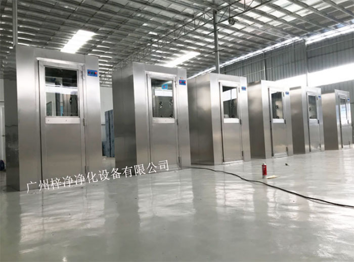 風淋室又可起到氣閘的作用，阻止未凈化的空氣進入潔凈區域。