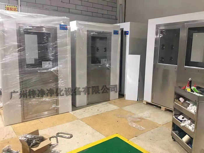 風淋室作為一種重要的凈化設備，廣泛應用于無塵室、電子、制藥等行業。
