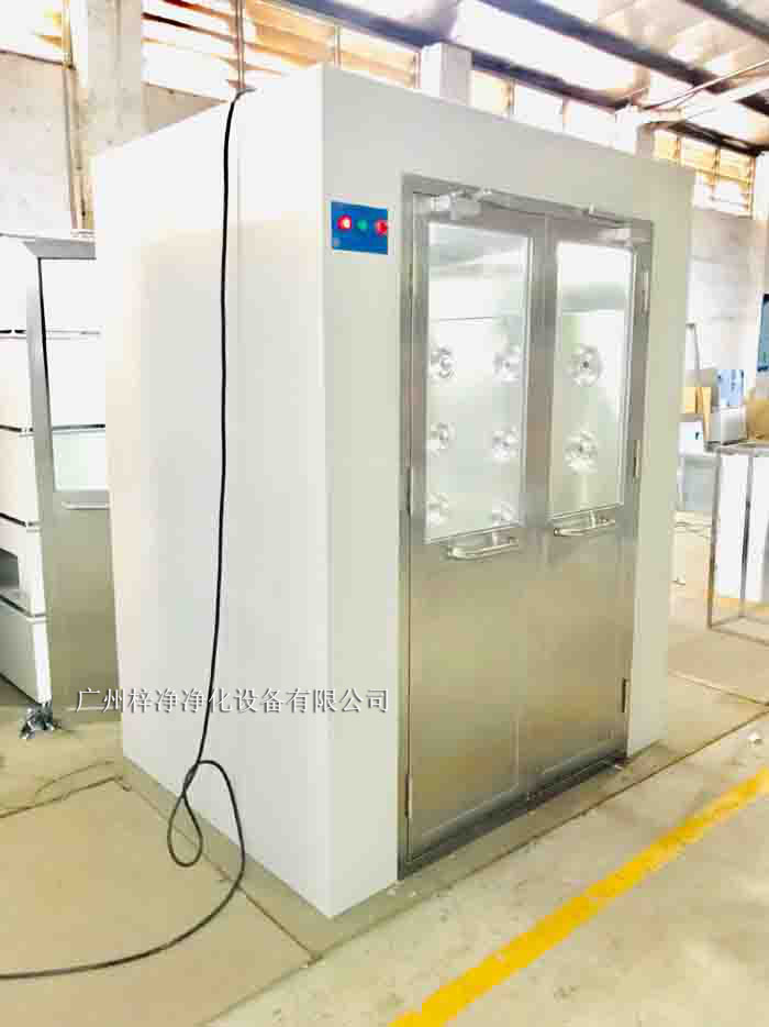 風淋室是一種密閉的凈化設備，主要由外殼、風淋噴嘴、風機、空氣過濾器、控制系統等部分組成。