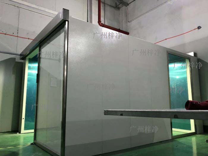 風淋室是醫(yī)療設備生產車間中不可或缺的潔凈設備
