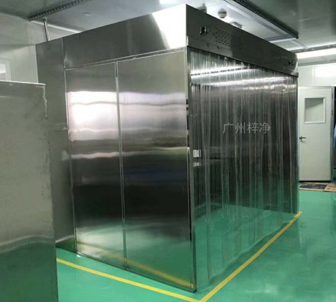 負(fù)壓稱量罩內(nèi)空氣經(jīng)初效過濾器、由離心風(fēng)機(jī)壓入靜壓箱，在經(jīng)高效過濾器后從氣流擴(kuò)散送風(fēng)單元出風(fēng)面吹出，潔凈空氣以均勻的斷面風(fēng)速流經(jīng)工作區(qū)，從而形成高潔凈的工作環(huán)境。