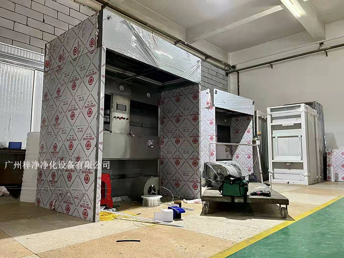 負壓稱稱量罩通過創造一個低氣壓的環境，防止生產過程中的粉塵、揮發物等有害物質逸散到外界環境中，同時確保稱量結果的準確性。