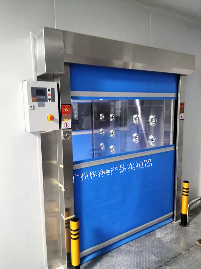 操作人員進入快速卷簾門風淋室，站在指定位置。