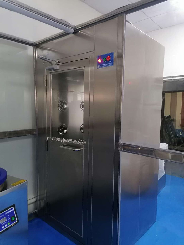 藥行業(yè)實驗室的風(fēng)淋室可以根據(jù)實驗室的具體需求進行定制，包括風(fēng)淋室尺寸、風(fēng)淋室風(fēng)速、風(fēng)淋室高效空氣過濾器過濾效率等，以適應(yīng)不同實驗活動的需要。