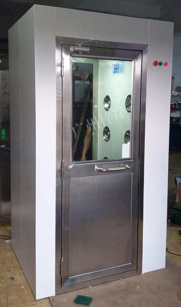 1200型風淋室是進入潔凈室所必需的通道，可以減少進出潔凈室所帶來的污染問題。