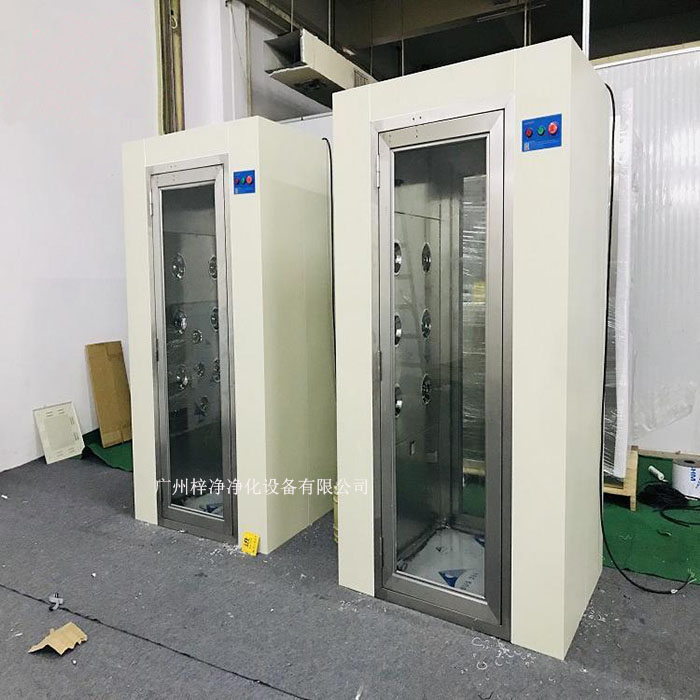 潔凈室、實驗室配套風淋室通道底座頂部的兩側安裝有殼體